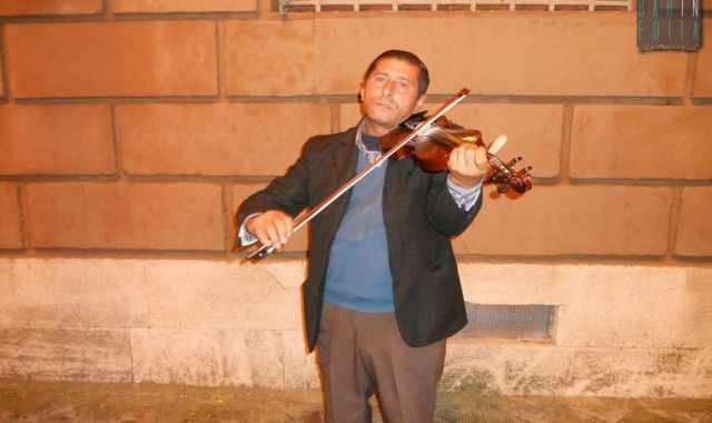Bari, ogni giorno con il suo violino davanti al Piccinni:  Paulo, il suonatore del Corso